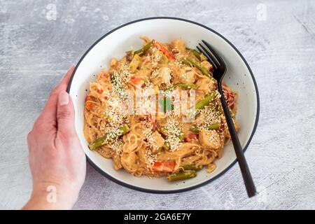 sauté de stiry végétarien thaïlandais avec sauce à la lime d'arachide et nouilles vermicelles garnies de graines de sésame, recettes alimentaires saines à base de plantes Banque D'Images