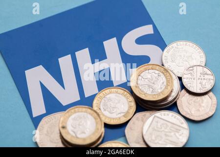 LONDRES, Royaume-Uni - juillet 2021 : concept de financement des services de santé nationaux du NHS Banque D'Images