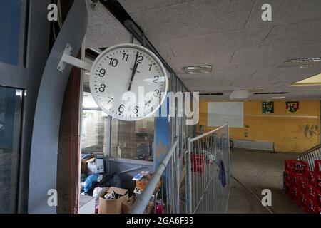 29 juillet 2021, Rhénanie-Palatinat, Ahrweiler: Une horloge arrêtée se présente peu avant douze. Le Boeselager-Realschule a été gravement endommagé par la catastrophe des inondations. Photo: Thomas Frey/dpa Banque D'Images