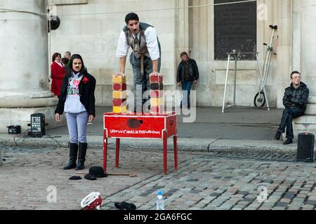 Londres, Royaume-Uni - novembre 2019, l'acteur déguisé comme Charlie Chaplin montre une représentation sur la place principale de Covent Garden sous l'église Banque D'Images