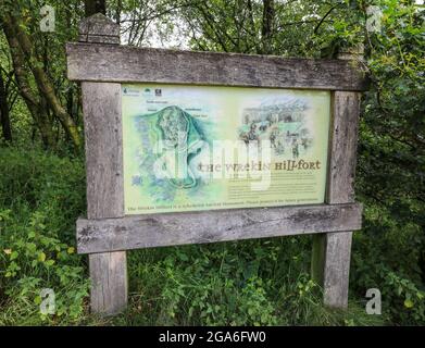 Panneau en bois ou panneau d'information sur le fort de Wrekin Hill, le Wrekin est une colline dans l'est du Shropshire, Shropshire, Angleterre, Royaume-Uni Banque D'Images