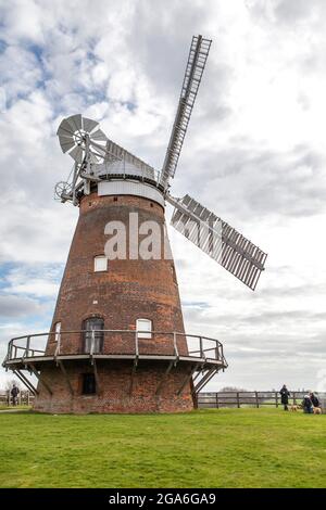 Dunmow, Essex, Royaume-Uni - septembre 2019. Un ancien moulin à vent traditionnel anglais près du village d'Essex de Thaxted se situe contre un ciel bleu d'été. Banque D'Images