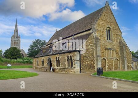 Le manoir historique du château d'Oakham avec l'église de la Toussaint en arrière-plan, Oakham, la ville de comté de Rutland, Angleterre, Royaume-Uni Banque D'Images