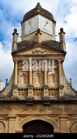 CAMBRIDGE ENGLAND UNIVERSITY BÂTIMENTS DANS LA MAISON DU SÉNAT PASSAGE SUNDIAL HORLOGES SUR LA PORTE D'HONNEUR CAIUS COLLEGE Banque D'Images