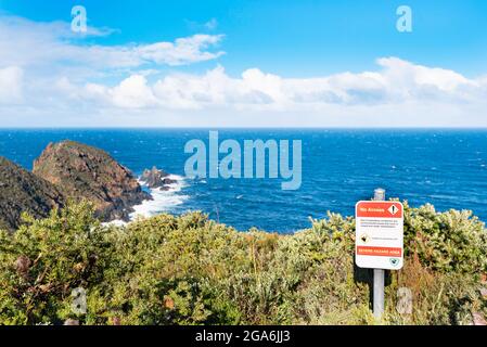 Un panneau d'avertissement de sécurité au phare de Cape Bruny, à l'extrémité sud de l'île Bruny, en Tasmanie, en Australie Banque D'Images