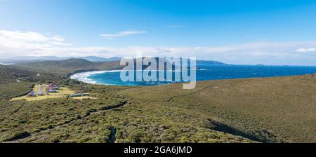 En regardant vers le nord les cottages des gardiens de phare et Lighthouse Bay au phare de Cape Bruny, lors d'une journée d'hiver ensoleillée en Tasmanie, en Australie Banque D'Images