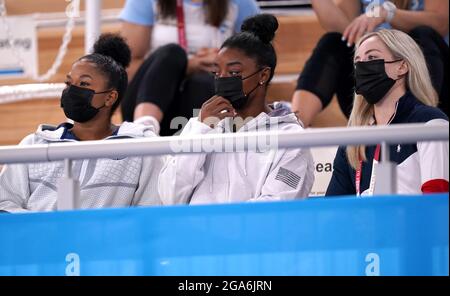 Jordan Chelles (à gauche), Simone Biles (au centre) et Mykayla Skinner aux États-Unis, dans les tribunes lors de la finale féminine au Centre de gymnastique Ariake, le sixième jour des Jeux Olympiques de Tokyo en 2020 au Japon. Date de la photo: Jeudi 29 juillet 2021. Banque D'Images