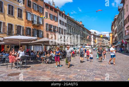 Touristes sur la place Saint-léger à Chambéry, un jour d'été. Chambéry, région Auvergne-Rhône-Alpes, département Savoie, France, Europe Banque D'Images