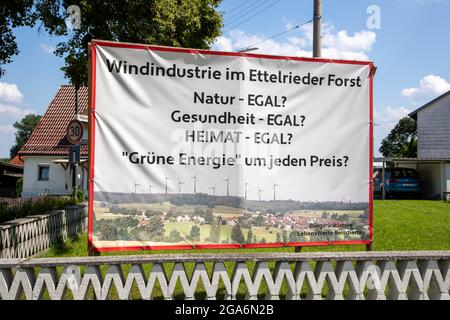 Werbetafel der Bürgerinitiative LebensWerte Reischenau mit protestater gegen Windräder in der Umgebung: ' Windindustrie im Ettelrieder Forst/Natur. Egal ? Gesundheit? - Egal? Heimat - Egal ? Grüne Energie UM jeden Preis? 'am 29. Juli 2021 à Dinkelscherben, Schwaben. * mur de publicité de l'initiative des citoyens qui vaut la peine de vivre Reischenau contre les éoliennes dans les environs lecture: ' l'industrie éolienne dans l'Ettelrieder Forst/nature - non pertinent? Santé - non pertinent? Accueil - non pertinent? L'énergie verte à tout prix ? ' le 29 juillet 2021 à Dinkelscherben, Swabia, Allemagne. (Photo par Alexander Pohl Banque D'Images