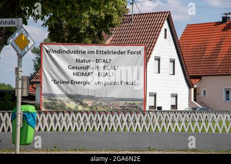 Werbetafel der Bürgerinitiative LebensWerte Reischenau mit protestater gegen Windräder in der Umgebung: ' Windindustrie im Ettelrieder Forst/Natur. Egal ? Gesundheit? - Egal? Heimat - Egal ? Grüne Energie UM jeden Preis? 'am 29. Juli 2021 à Dinkelscherben, Schwaben. * mur de publicité de l'initiative des citoyens qui vaut la peine de vivre Reischenau contre les éoliennes dans les environs lecture: ' l'industrie éolienne dans l'Ettelrieder Forst/nature - non pertinent? Santé - non pertinent? Accueil - non pertinent? L'énergie verte à tout prix ? ' le 29 juillet 2021 à Dinkelscherben, Swabia, Allemagne. (Photo par Alexander Pohl Banque D'Images