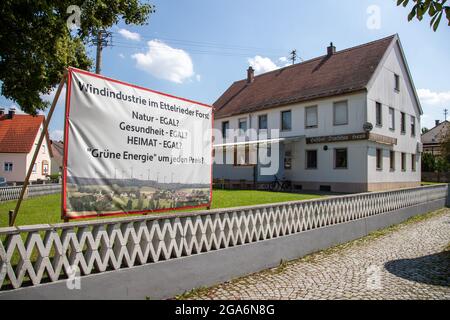 Werbetafel der Bürgerinitiative LebensWerte Reischenau mit protestater gegen Windräder in der Umgebung: ' Windindustrie im Ettelrieder Forst/Natur. Egal ? Gesundheit? - Egal? Heimat - Egal ? Grüne Energie UM jeden Preis? 'am 29. Juli 2021 à Dinkelscherben, Schwaben. * mur de publicité de l'initiative des citoyens qui vaut la peine de vivre Reischenau contre les éoliennes dans les environs lecture: ' l'industrie éolienne dans l'Ettelrieder Forst/nature - non pertinent? Santé - non pertinent? Accueil - non pertinent? L'énergie verte à tout prix ? ' le 29 juillet 2021 à Dinkelscherben, Swabia, Allemagne. (Photo par Alexander Pohl Banque D'Images