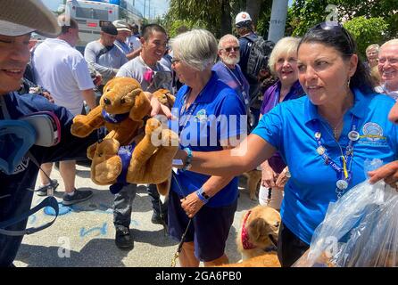 Surfside, États-Unis. 08 juillet 2021. Jody Lockwood et les associations caritatives de l'Église luthérienne mettent les ours en peluche aux pompiers après qu'ils ont terminé leur quart de travail dans les décombres de l'effondrement des Tours Champlain du Sud, un jour après le passage de la recherche et du sauvetage à la récupération, à Surfside, en Floride, le jeudi 8 juillet 2021. (Photo par Pedro Portal/Miami Herald/TNS/Sipa USA) crédit: SIPA USA/Alay Live News Banque D'Images