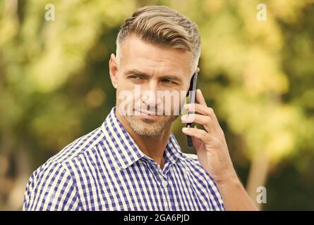 approche d'affaires. communication dans la vie moderne. agilité des affaires. mature unshaven homme chemise. homme parlant sur téléphone mobile extérieur. beau gars Banque D'Images