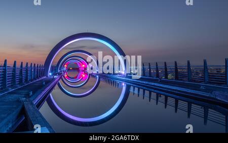 Le canal menant au sommet de la roue Falkirk. La roue de Falkirk est un ascenseur tournant en Écosse reliant le Forth et le canal de Clyde avec le Banque D'Images