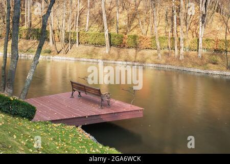 Fragment d'un beau lac dans le parc de Mezhyhirya près de Kiev, Ukraine. Il y a un lieu de pêche au premier plan. Banque D'Images