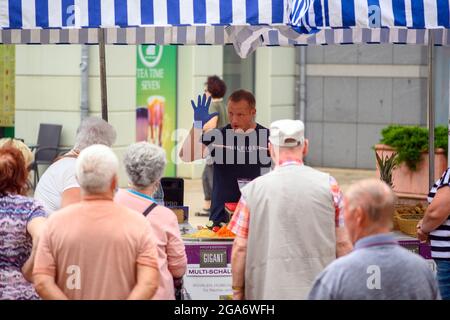 Halberstadt, Allemagne. 29 juillet 2021. Marcel Jeismann exalte les avantages de ses peelers et peelers économiques aux visiteurs du marché environnant. Les jours des crieurs du marché avaient ouvert dans la ville le matin. Les crieurs du marché continueront de faire de la publicité sur leurs produits jusqu'au 31 juillet 2021. Credit: Klaus-Dietmar Gabbert/dpa-Zentralbild/ZB/dpa/Alay Live News Banque D'Images