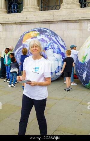 Londres, Royaume-Uni, 29 juillet 2021. Démonstration du jour du dépassement de la Terre par l'organisme de bienfaisance population Matters sur Trafalgar Square, Londres. Sensibiliser la population à la surutilisation des ressources naturelles de la Terre par une population toujours plus nombreuse et aux effets de cette situation sur le changement climatique. De nombreuses familles en vacances scolaires s’engageant avec les terres gonflables de l’organisme de bienfaisance. Credit: Bradley Taylor / Alamy Live News Banque D'Images