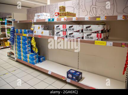 Talaplow, Buckinghamshire, Royaume-Uni. 29 juillet 2021. Certains clients ont pris de la panique en achetant de la bière, laissant des espaces dans les étagères, mais le supermarché Sainsbury's de Talope était bien approvisionné ce matin. Il existe des problèmes de chaîne d'approvisionnement en général avec les supermarchés en raison de pénuries de chauffeurs de camions HGV ainsi que le personnel de production de la chaîne d'approvisionnement qui doit s'isoler automatiquement en raison d'avoir été ailé par l'application Covid-19 NHS Track and Trace. Crédit : Maureen McLean/Alay Live News Banque D'Images