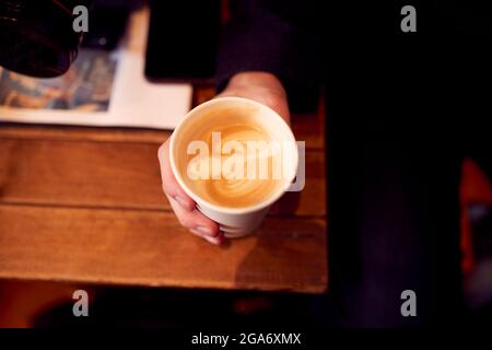 Gros plan de la main tenant la tasse de café Takeaway Banque D'Images