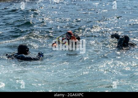 17 avril 2021 - Hamburgsund, Suède: Un groupe de plongeurs en surface se prépare à descendre. La plongée sous-marine dans les eaux domestiques est de plus en plus populaire depuis le début de la pandémie Banque D'Images