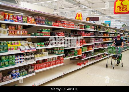 Talaplow, Buckinghamshire, Royaume-Uni. 29 juillet 2021. Certains clients ont pris de la panique en achetant des conserves, laissant des espaces dans les étagères, mais le supermarché Sainsbury's de Talalow était bien approvisionné ce matin. Il existe des problèmes de chaîne d'approvisionnement en général avec les supermarchés en raison de pénuries de chauffeurs de camions HGV ainsi que le personnel de production de la chaîne d'approvisionnement qui doit s'isoler automatiquement en raison d'avoir été ailé par l'application Covid-19 NHS Track and Trace. Crédit : Maureen McLean/Alay Live News Banque D'Images