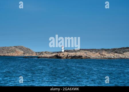 Une photo d'une île de roche magnifique. Océan et ciel bleu en arrière-plan. Photo des îles Weather, sur la côte ouest suédoise Banque D'Images