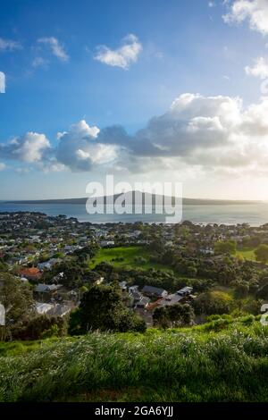 Nouvelle-Zélande. 11 octobre 2017. L'île de Rangitoto est visible au loin, sous un superbe lever de soleil au sommet du Mont Victoria à Auckland, Nouvelle-Zélande, le 11 octobre 2017. (Photo par Smith Collection/Gado/Sipa USA) crédit: SIPA USA/Alay Live News Banque D'Images