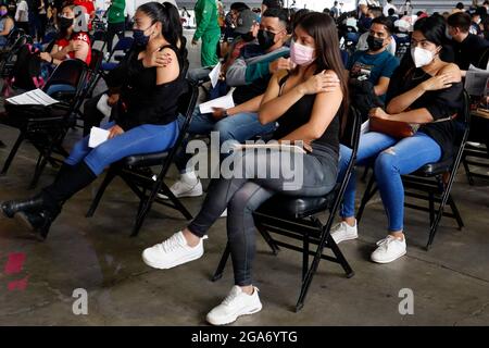 Mexico, Mexique, 28, 2021: Les jeunes attendent 30 min après avoir reçu la dose de Spoutnik V, au cas où ils présentent des symptômes du vaccin, à l'intérieur du Palacio de los Deportes lors de la vaccination de masse contre Covid 19 pour les personnes âgées de 18 à 64 ans. Crédit : Luis Barron/Eyepix Group/Alay Live News Banque D'Images