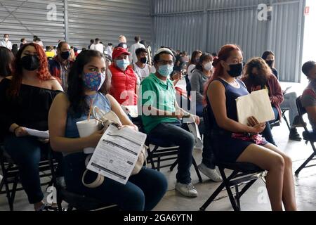 Mexico, Mexique, 28, 2021: Les jeunes attendent 30 min après avoir reçu la dose de Spoutnik V, au cas où ils présentent des symptômes du vaccin, à l'intérieur du Palacio de los Deportes lors de la vaccination de masse contre Covid 19 pour les personnes âgées de 18 à 64 ans. Crédit : Luis Barron/Eyepix Group/Alay Live News Banque D'Images