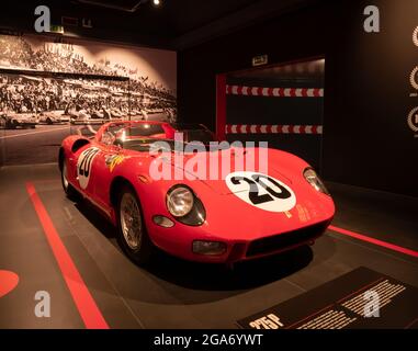 Naples - Italie - 12 juin 2021 : :intérieur du musée Enzo Ferrari avec détail Ferrari 275 p Banque D'Images