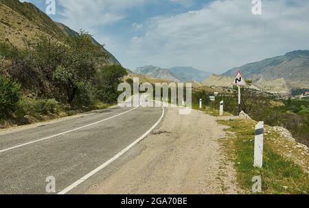 Route sinueuse dans les montagnes du Dagestan . Dagestan, Russie Banque D'Images