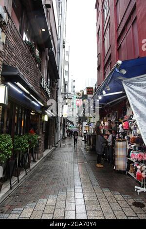Japon. 16 octobre 2017. Rue étroite avec des étals de marché et des vendeurs lors d'une journée de pluie dans le quartier Ikebukuro de Tokyo, Japon, 16 octobre 2017. (Photo par Smith Collection/Gado/Sipa USA) crédit: SIPA USA/Alay Live News Banque D'Images