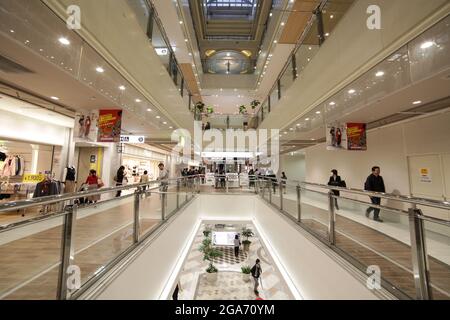 Japon. 16 octobre 2017. Magasins et shoppers sont visibles à Ikebukuro Sunshine City, un complexe commercial dans le quartier Ikebukuro, Toshima, Tokyo, Japon, octobre 16, 2017. (Photo par Smith Collection/Gado/Sipa USA) crédit: SIPA USA/Alay Live News Banque D'Images