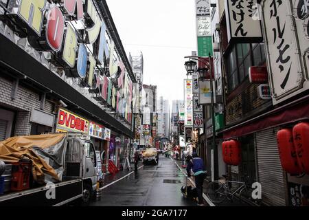 Japon. 16 octobre 2017. Panneaux à l'extérieur du restaurant robot dans le quartier rouge de Kabukicho, Shinjuku, Tokyo, Japon, octobre 16, 2017. (Photo par Smith Collection/Gado/Sipa USA) crédit: SIPA USA/Alay Live News Banque D'Images