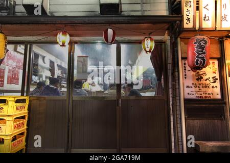 Japon. 24 octobre 2017. Les gens sont visibles manger dans un petit restaurant, par une fenêtre, dans le quartier Omoide Yokocho (Memory Lane) de Shinjuku, Tokyo, Japon la nuit, un quartier connu pour sa vie nocturne et scène de bar, 24 octobre 2017. (Photo par Smith Collection/Gado/Sipa USA) crédit: SIPA USA/Alay Live News Banque D'Images