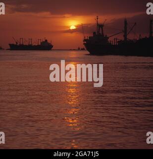 Philippines. Coucher de soleil sur la baie de Manille avec les navires. Banque D'Images