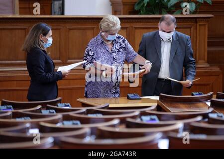 Sofia, Bulgarie - 29 juillet 2021 : les questeurs tiennent des dossiers dans la salle plénière du Parlement de l'Assemblée nationale de la République de Bulgarie avant une session. Banque D'Images