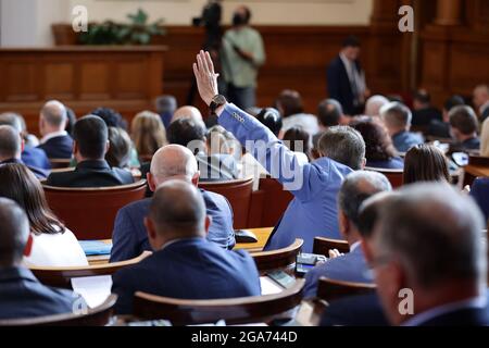 Sofia, Bulgarie - 29 juillet 2021 : l'adjoint se lève la main dans la salle plénière du Parlement de l'Assemblée nationale de la République de Bulgarie au cours d'une session. Banque D'Images