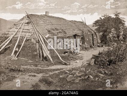 Vue de la fin du XIXe siècle sur un cottage de crofter près de Lochaber dans les Highlands écossais. Le crofpage est une forme de régime foncier et de production alimentaire à petite échelle, en particulier en Écosse. Au cours du XIXe siècle, des crottes individuelles ont été établies sur les meilleures terres, et une grande superficie de colline de mauvaise qualité a été partagée par tous les crottes du canton pour le pâturage de leur bétail. La Crofterss' Holdings (Scotland) Act de 1886 prévoyait la sécurité d'occupation et encourageait les locataires à améliorer les terres sous leur contrôle, en veillant à ce que le contrôle puisse être transféré au sein des familles aux générations futures. Banque D'Images