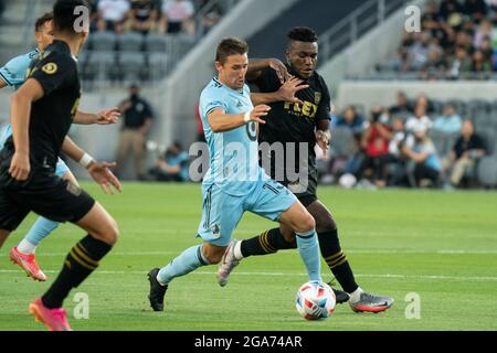 Le milieu de terrain du Minnesota United Ethan Finlay (13) est défendu par le milieu de terrain du Los Angeles FC Jose Cifuentes (11) lors d'un match MLS, le mercredi 28 juillet 202 Banque D'Images