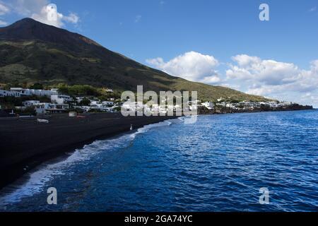 La merveilleuse île et son volcan toujours actif est une destination touristique magnifique. Banque D'Images