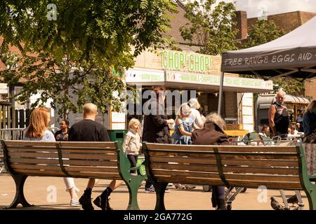 Epsom Surrey Londres, juillet 29 2021, People Shopping et assis sur des bancs en bois sur UNE place du marché Banque D'Images