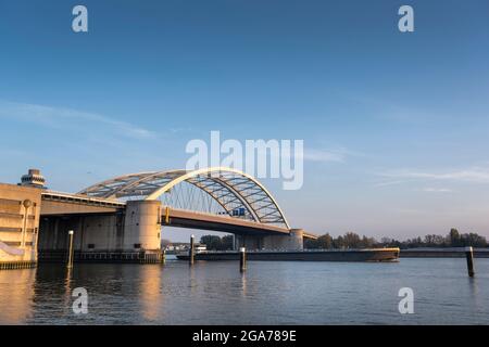 Van brienenoordbrug au-dessus de la rivière Nieuwe Maas dans la ville néerlandaise de rotterdam aux pays-bas Banque D'Images