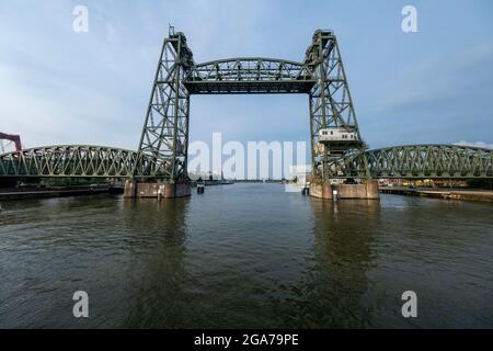 Ouvert vert olive, pont d'ascenseur en acier sur un canal lors d'une belle journée aux pays-bas Banque D'Images