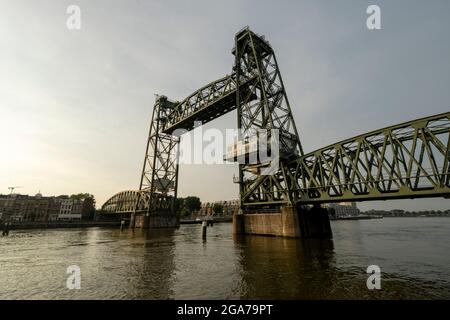 Ouvert vert olive, pont d'ascenseur en acier sur un canal lors d'une belle journée aux pays-bas Banque D'Images