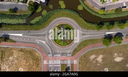 De haut en bas vue d'un drone aérien d'un petit rond-point de circulation sur une route calme dans les pays-bas Banque D'Images