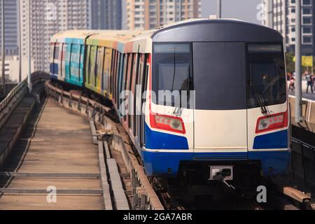 Train aérien et bâtiments en arrière-plan Banque D'Images