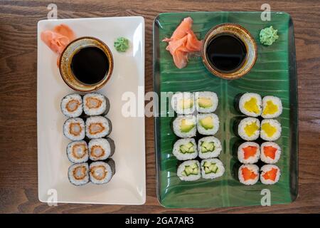 Vue de haut en bas de deux assiettes de sushis maki, horizontales Banque D'Images