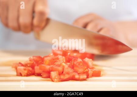 Gros plan de morceaux de tomate fraîchement coupés Banque D'Images