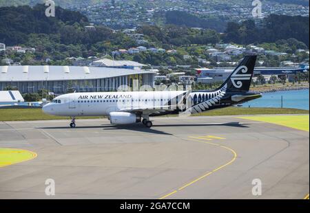 WELLINGTON, NOUVELLE-ZÉLANDE - 05 novembre 2015 : Air New Zealand, ZK-OXC, Airbus A320-232 sur le point de descendre à l'aéroport de Wellington, montrant le Koru blanc et noir Banque D'Images